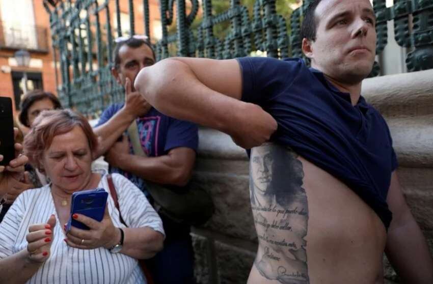 
    Un fan muestra el tatuaje de Camilo Sesto. Foto: REUTERS/Susana Vera
   