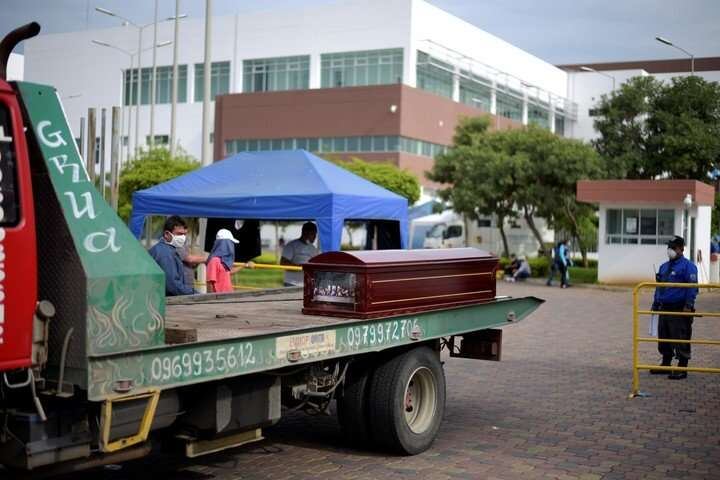 
    Como no hay furgones sanitarios muchos ataúdes son transportados en camiones de vecinos. - AFP
   