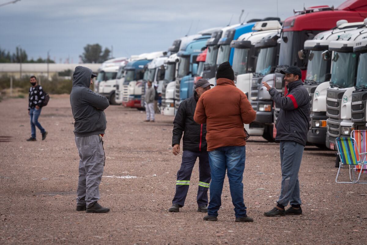 Camioneros argentinos adelantaron que desde las 19 de este jueves interrumpirán el tránsito en Uspalatta para todos aquellos transportes de carga que vengan desde Chile. Foto: Ignacio Blanco / Los Andes