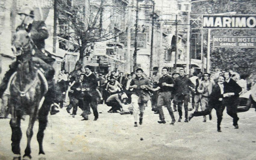 
Violencia. Los manifestantes utilizaron piedras y todo tipo de elementos contra las fuerzas de seguridad que tenían orden de reprimir. | Archivo / Clarín
   