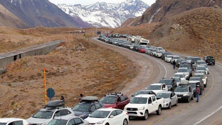 La “Marea Roja” comenzó a copar Mendoza: en un día cruzaron más de 3.000 chilenos para festejar sus Fiestas Patrias. Foto: Archivo Los Andes.