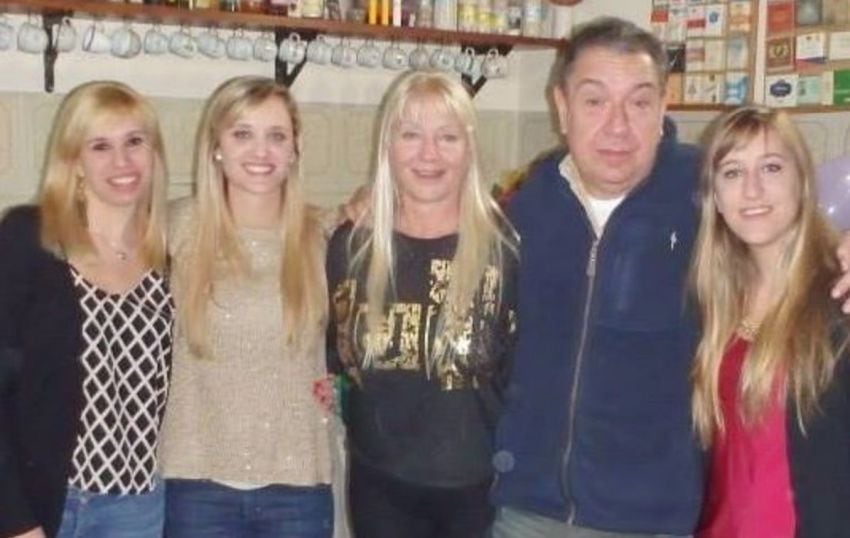 
En la foto, Ricardo Tassara, el médico asesinado, junto a su ex esposa y sus tres hijas. | Clarín
   