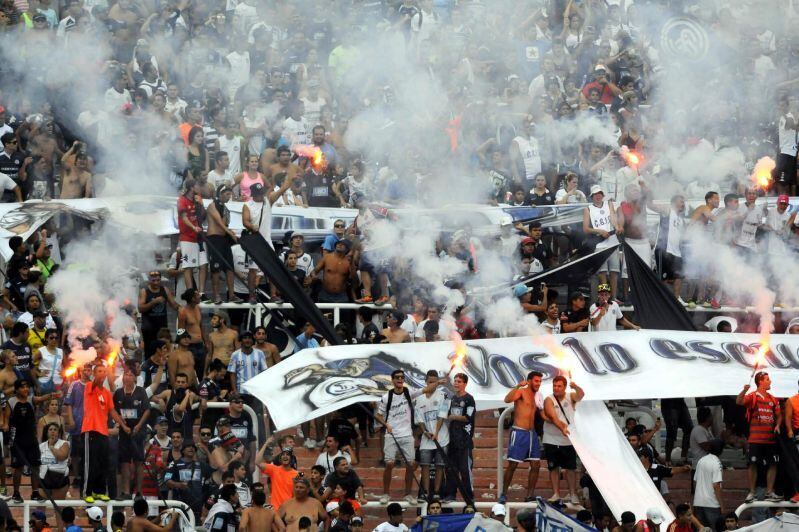 
    Leprosos. Varios de los característicos simpatizantes de la Lepra, se quedarán sin poder asistir al Gargantini, ni a otras canchas.
   