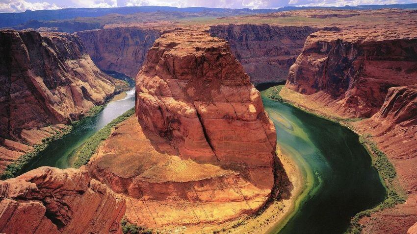 
    Espiritual y salvaje. Arriba un templo de Katmandú, abajo, el río Colorado y el majestuoso Gran Cañón.
   