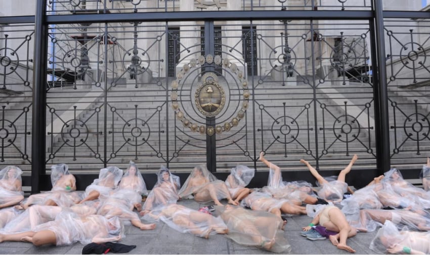 
Un grupo de mujeres posó embolsadas y semi desnudas frente al Congreso para reclamar por los femicidios en Argentina. | Gentileza / Clarín
   