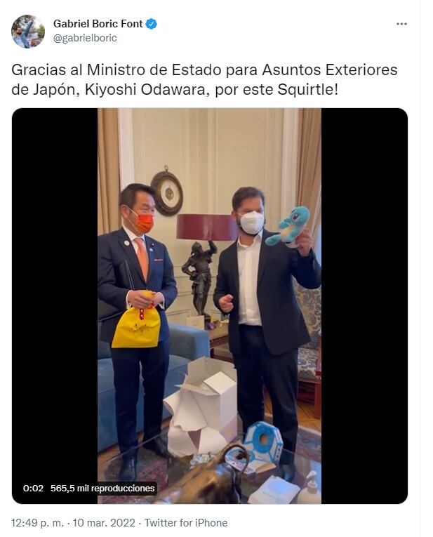 El canciller japonés a le regaló un pokemon de peluche a Gabriel Boric