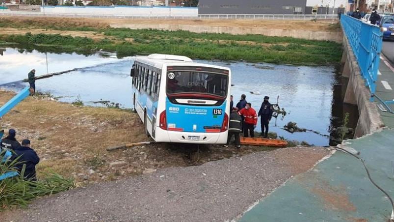 El momento en el que el colectivo quedó dentro del río. (Foto: gentileza El Doce)