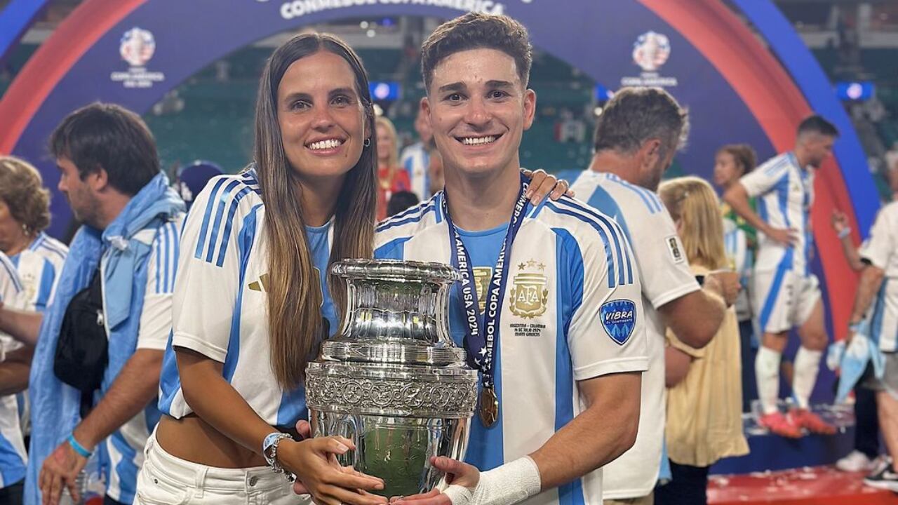 Emilia Ferrero, novia de Julián Álvarez, se hizo viral por su mirada cuando su pareja se fotografió con una hincha.