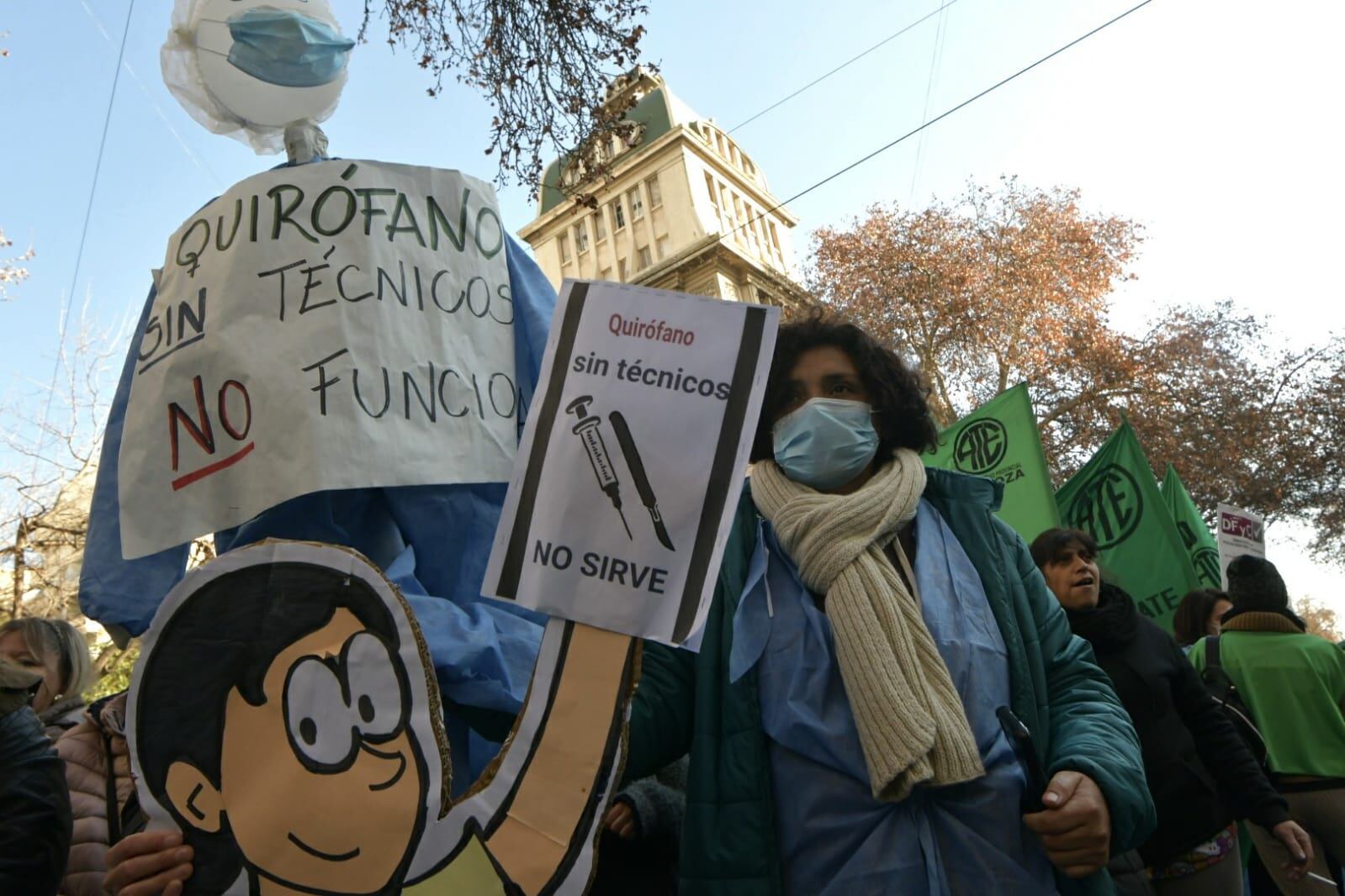 Comenzaron las marchas de gremios por las calles del centro de Mendoza: por dónde van y los cortes. Foto: Orlando Pelichotti / Los Andes.