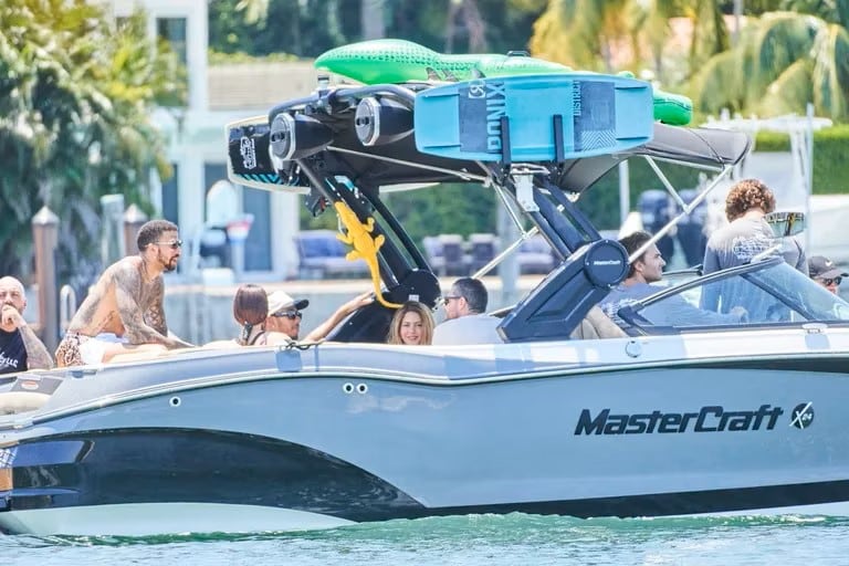 Shakira y sus hijos junto a Hamilton dando un paseo en barco. Foto: Grosby.