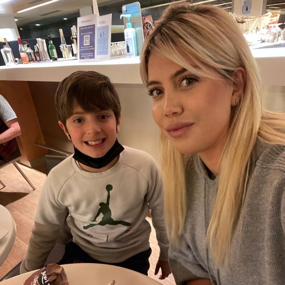 Wanda Nara aprovechó el aeropuerto de París para posar junto a sus hijos