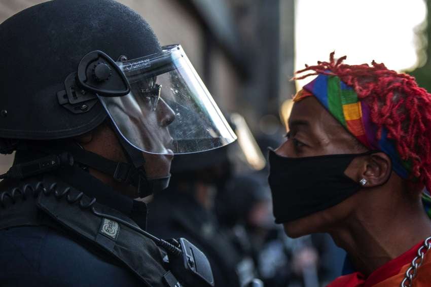 
AP | Un manifestante se enfrenta a la policía durante una manifestación en el centro de Lexington, Kentucky.
   