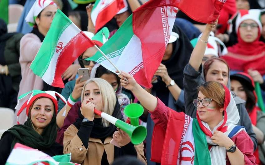 
    Las iraníes tuvieron que esperar 40 años para poder asistir a un partido de fútbol. / AFP
   