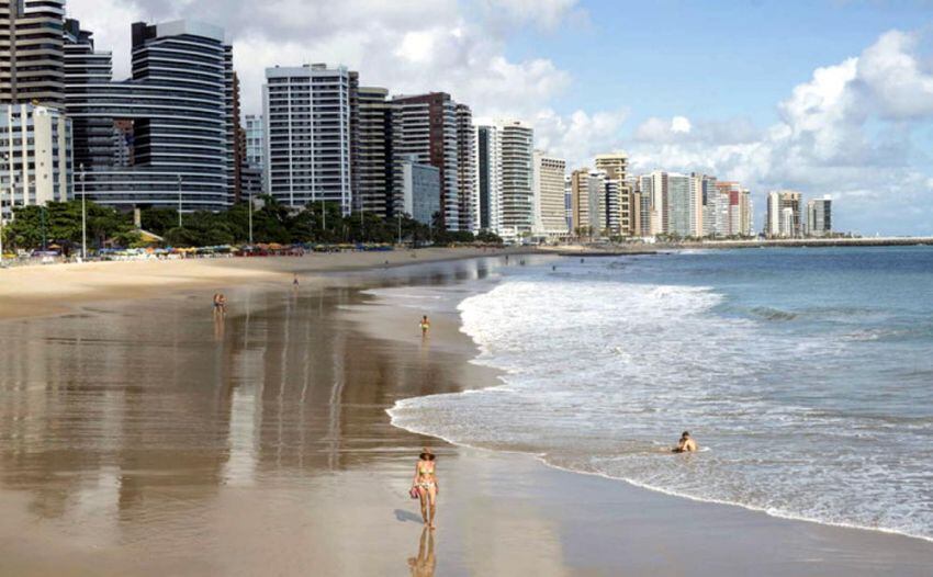 
    Ceará. Fortaleza, la ciudad más importante de este Estado norteño, ofrece playas bien urbanas y, a pocos kilómetros de los rascacielos, arena y mar más agreste.
   