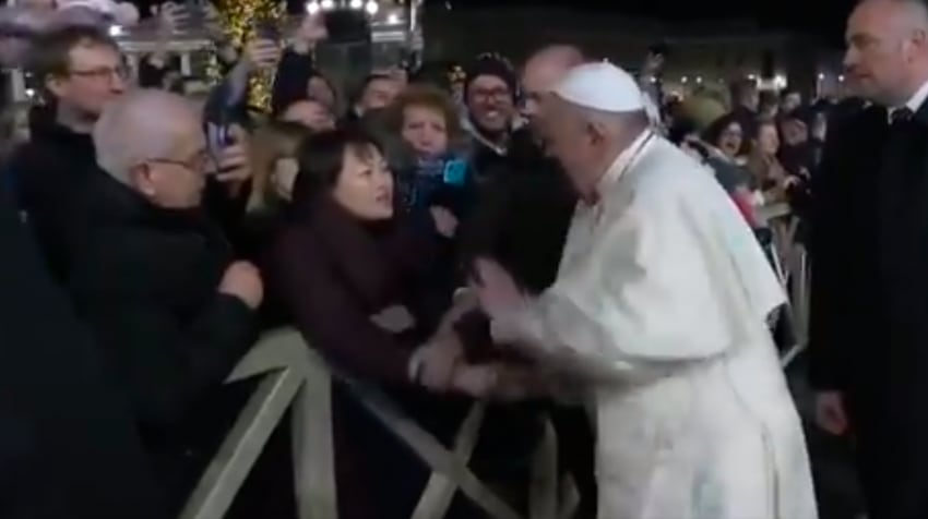 
    El momento exacto en el que Francisco quiere soltarse de la mujer y le termina pegando. Foto: captura de imagen.
   