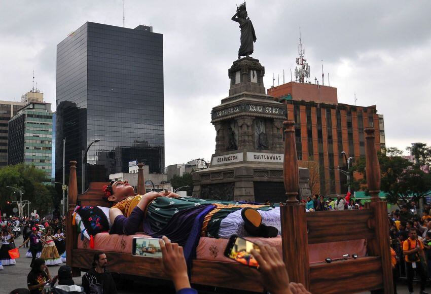 
Foto: AFP | Una carroza con una figura gigante representa a la artista mexicana Frida Kahlo.
   