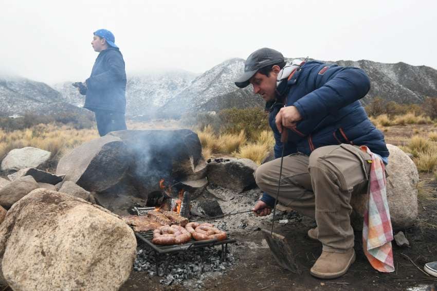 
Día libre. A pesar del mal tiempo, Pablo Orellano aprovechó para hacer un asado junto a su hijo Pablo. | José Gutiérrez / Los Andes
   