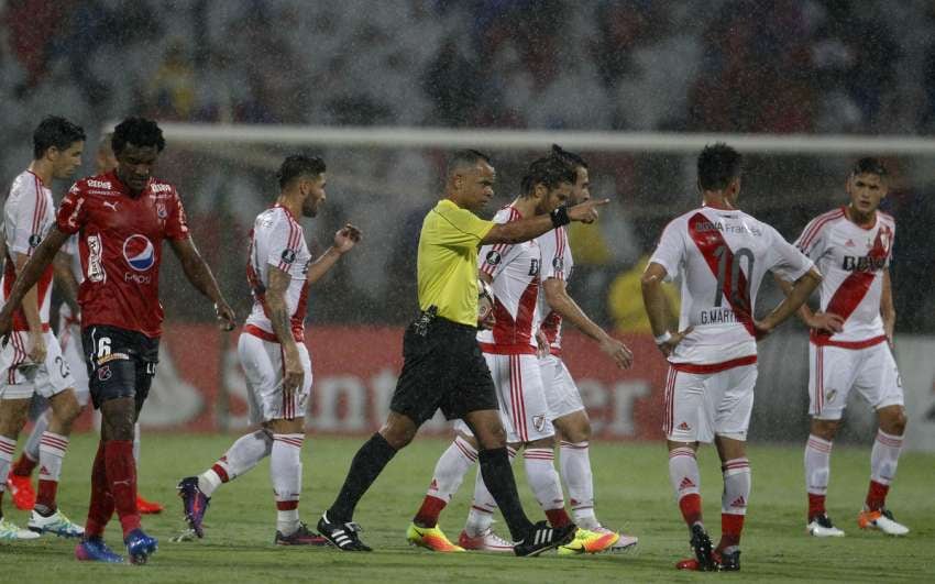 
Wilton Pereira Sampaio arbitando River.  | Gentileza
   