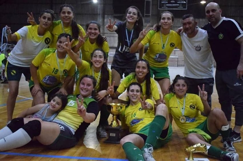 
    Las chicas de Cementista le ganaron por penales a Pacífico y se consagraron bicampeonas 2018. / Gentileza: FEFUSA.
   