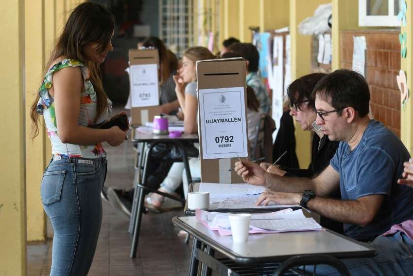 
Jóvenes ejerciendo la democracia. | José Gutiérrez / Los Andes
   