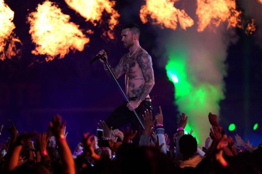 
    El vocalista principal de Maroon 5 Adam Levine se presentó durante el espectáculo de medio tiempo del Super Bowl LIII entre los New England Patriots y los Los Angeles Rams en el Mercedes-Benz Stadium en Atlanta, Georgia./AFP
   