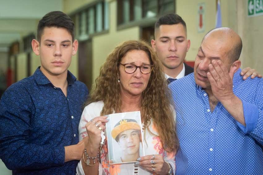 
Alivio. Pese al intenso dolor, la familia de Emir se mostró aliviada tras la condena: “ Se hizo justicia”. | Ignacio Blanco / Los Andes
   