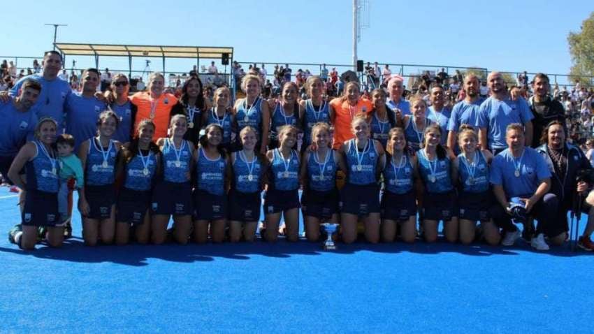 
    El plantel de Mendoza 2019, profeta en su tierra, al coronarse en el Campeonato Argentino de Mayores.
   