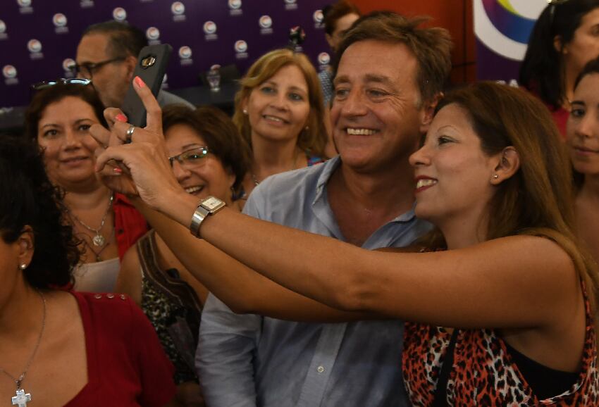 
Suárez, presidente de la UCR provincial, jugó de local en el comité partidario anoche durante su oficialización. | Marcelo Rolland / Los Andes
   