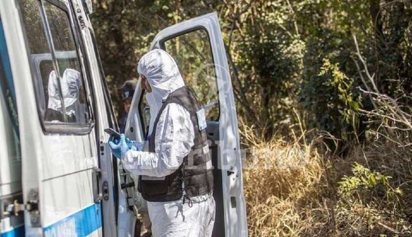 
Peritos en la escena del crimen, donde fue hallada asesinada la docente el domingo. | Gentileza / El Tribuno Salta
   