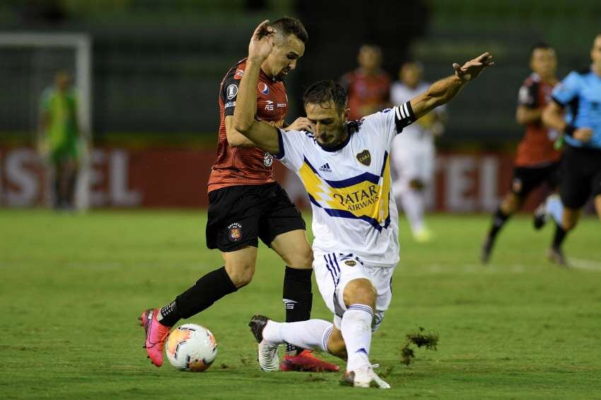 
Cumplió. Al igual que todo Boca, Cali estuvo sólido en la marca. En la imagen, con Hernández, autor del gol de Caracas. | AP
   