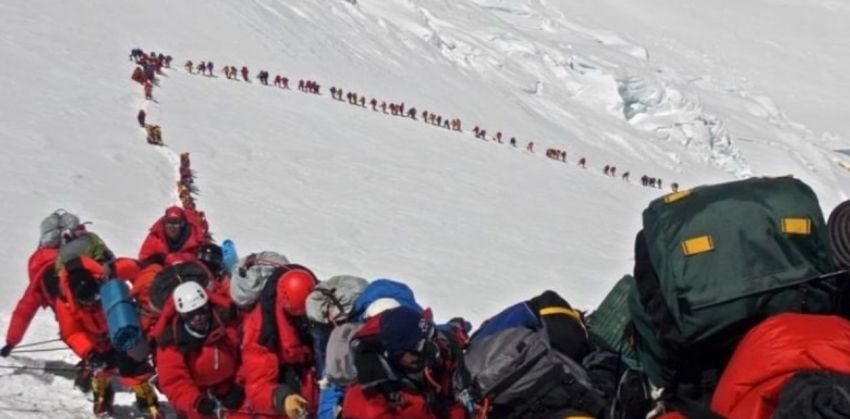 
    Los alpinistas en plena acción. / @AsenavaDe
   