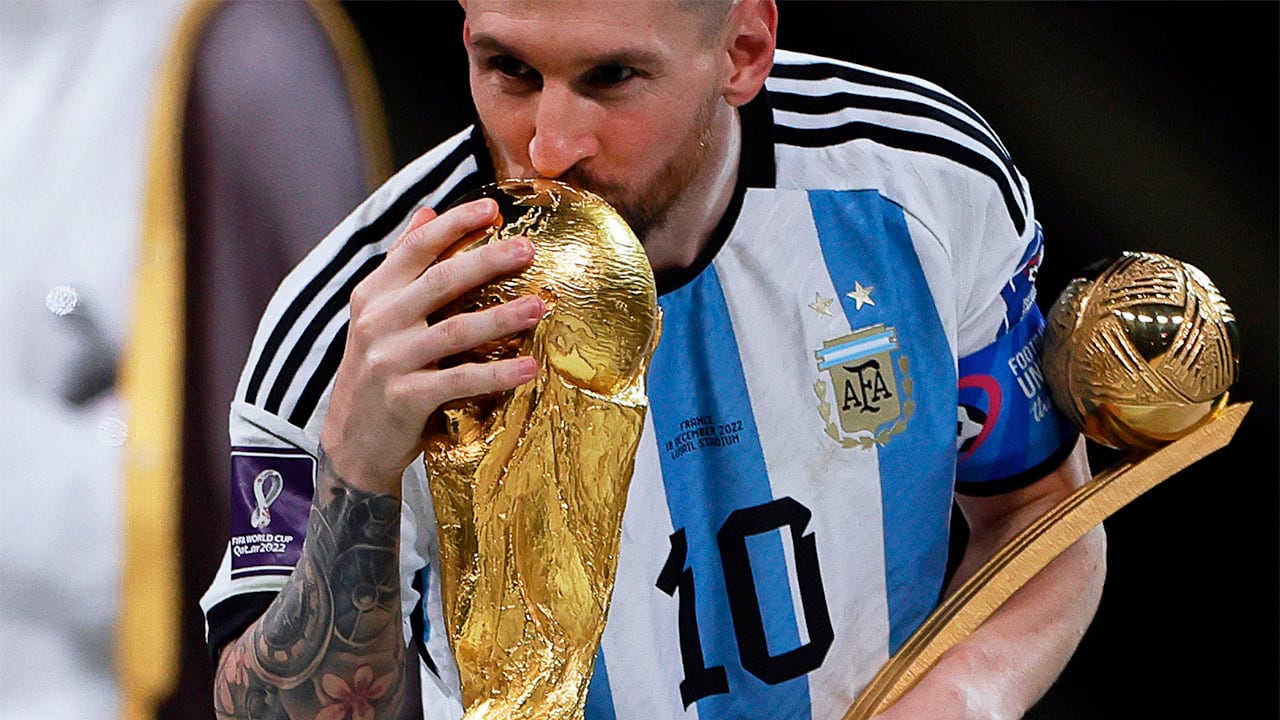 Lusail (Qatar), 18/12/2022.- Lionel Messi of Argentina kisses the trophy after winning the FIFA World Cup 2022 Final between Argentina and France at Lusail stadium, Lusail, Qatar, 18 December 2022. Argentina won 4-2 on penalties. (Mundial de Fútbol, Francia, Estados Unidos, Catar) EFE/EPA/Ronald Wittek
