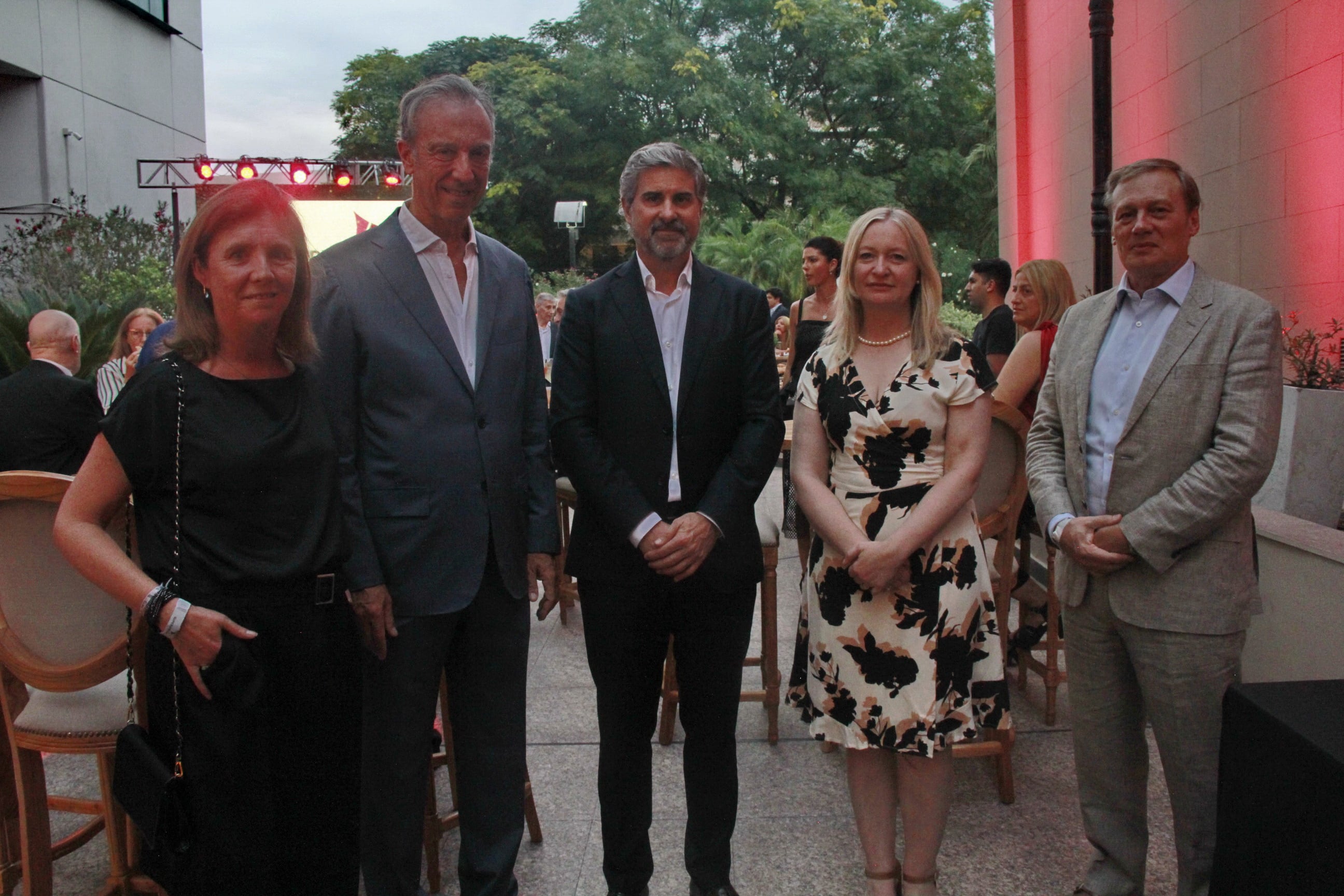 Alejandra Naughton, Directora del Banco; Patricio Supervielle, Presidente; Marcelo Álvarez; Hebe Casado, Vicegobernadora de Mendoza; y Alejandro Stendell, Gerente General.