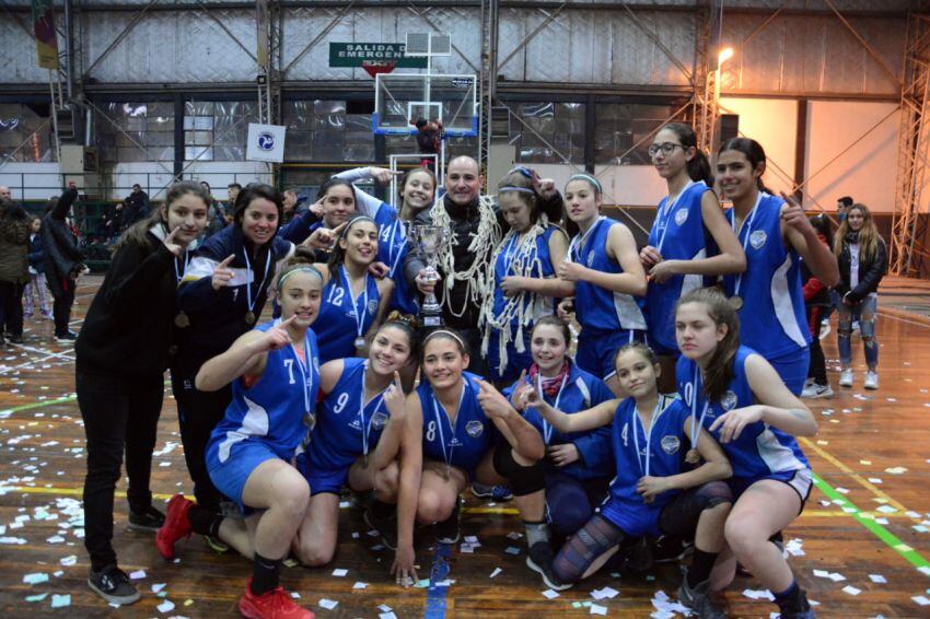 
Magistrales: las chicas de Petroleros YPF campeonas U15.  | Gentileza
   