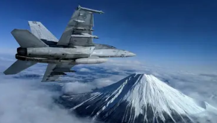 
Avión F/A-18F Super Hornet sobrevuela el Monte Fuji, en Japón, en enero de 2020.
