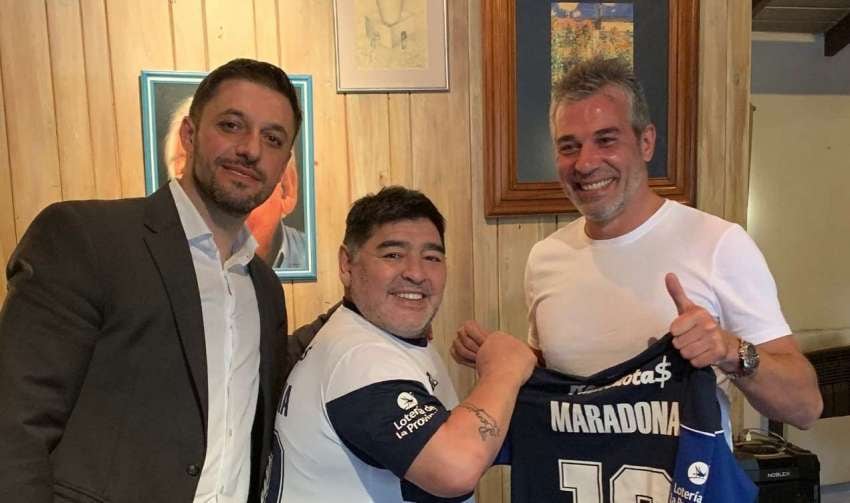 
    Diego Maradona vuelve a dirigir en el fútbol argentino, luego de 24 años.
   