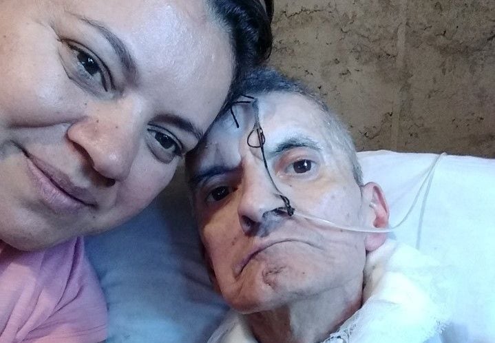 
José Luis, quien padeció meningitis, junto a su hija.
