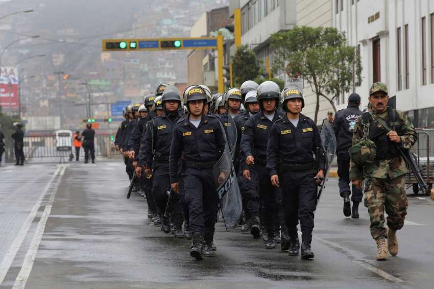 
Policías y militares, cerca del Congreso. | AP
   