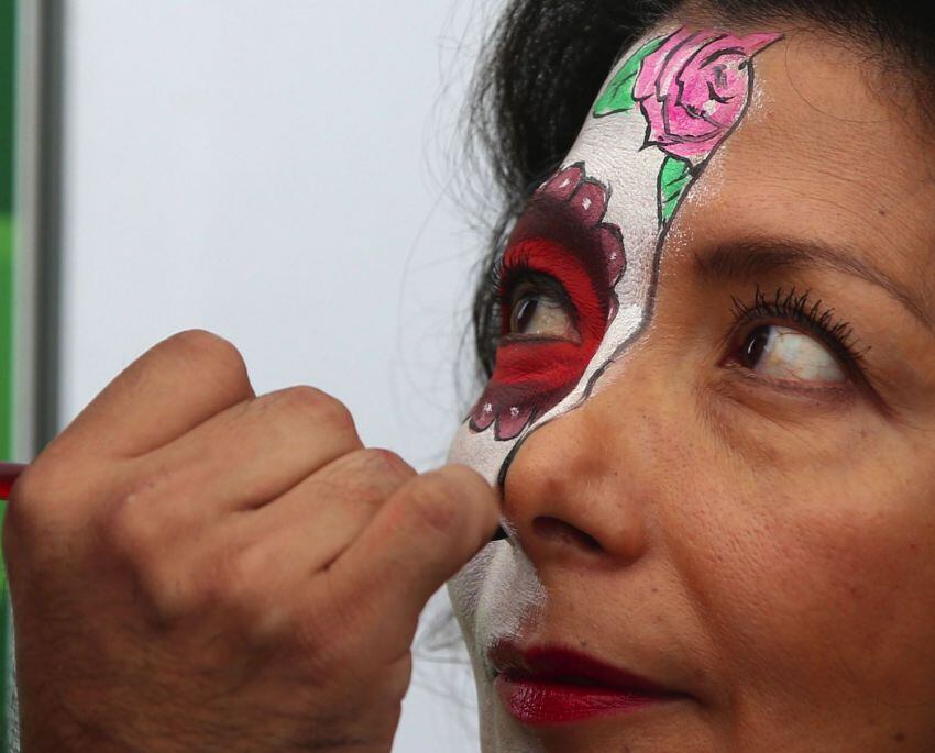 
Foto: AP | Una mujer se pinta la cara para celebrar el Día de los Muertos. 
   