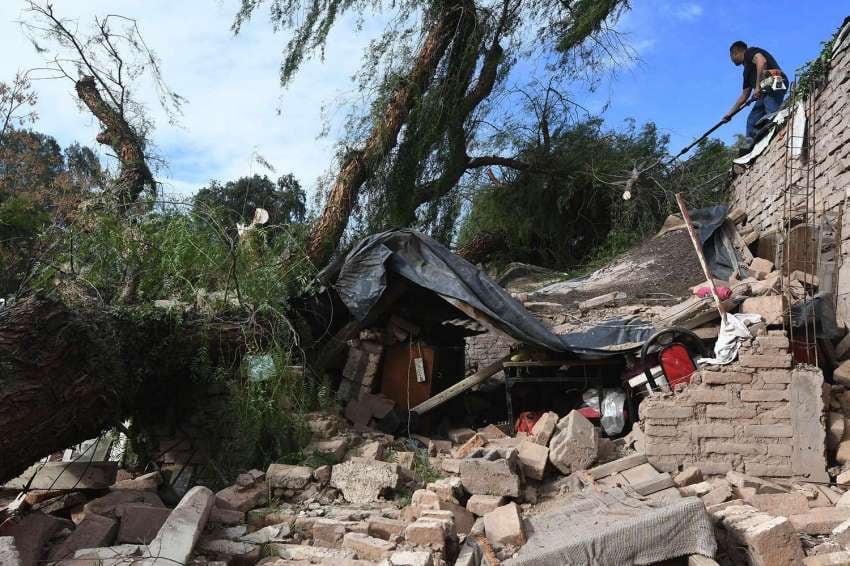 
José Gutiérrez / 21 de julio | Una mujer murió al caerse un árbol de gran tamaño sobre su precaria vivienda en el barrio Campo Papa a causa del fuerte viento zonda.
   