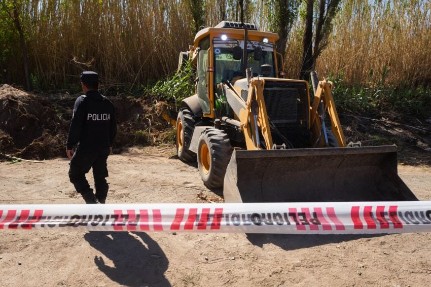 
Una retroexcavadora facilita el trabajo de los antropólogos forenses en Tres de Mayo. | Ignacio Blanco / Los Andes
   