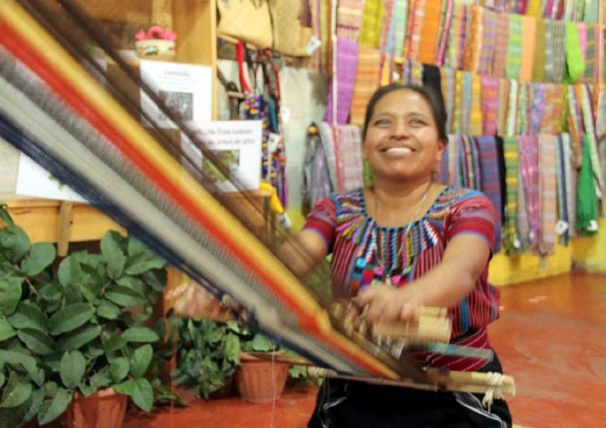 
    Artesanías. Martina, una de las mujeres del centro Ishok Ajken que se reúnen para hilar y tejer.
   