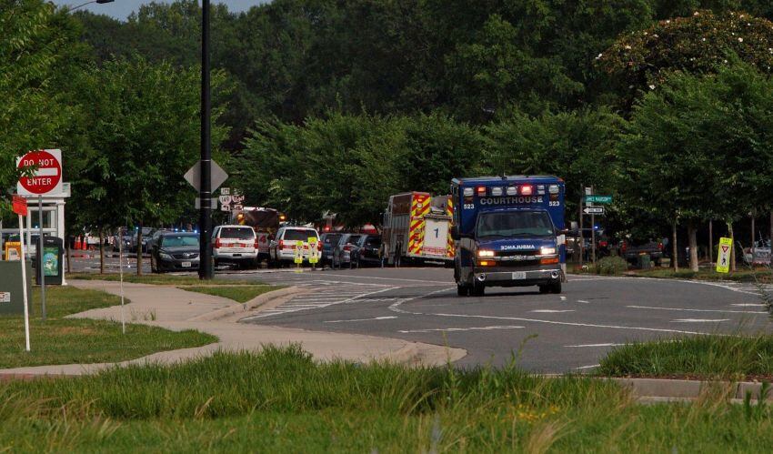 
Un vehículo de emergencia se ve luego de un tiroteo en el Centro Municipal de Virginia Beach | AP
   