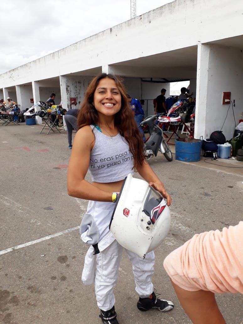 
Sencilla y con gran espíritu de superación. Su sonrisa es plena cuando está en los boxes. | Gentileza
   