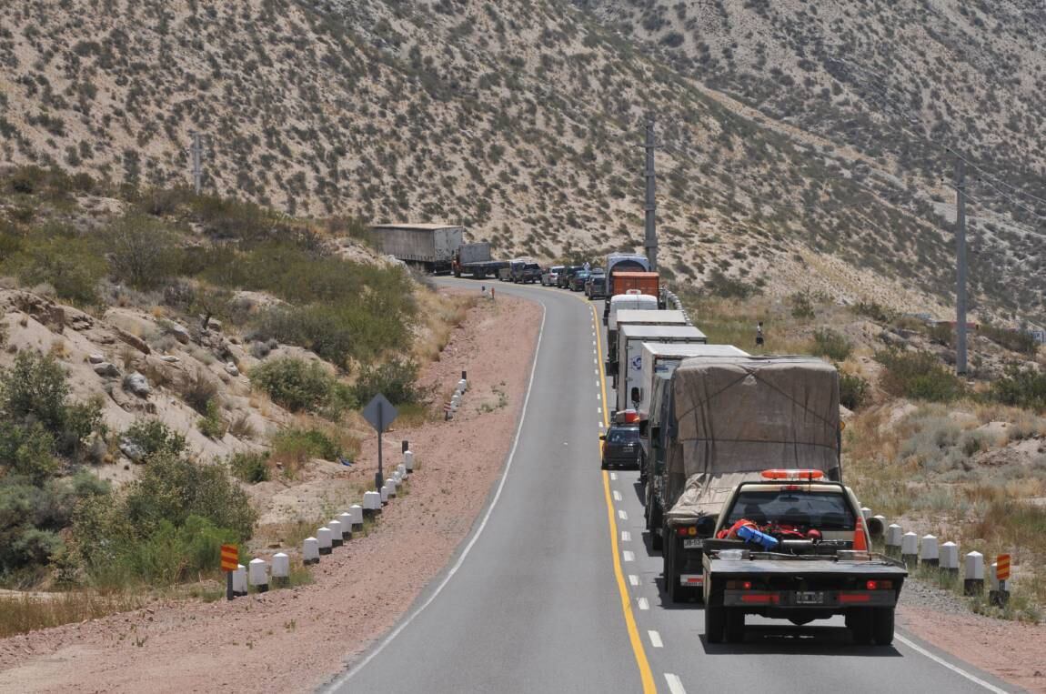 La Ruta 7, a la altura de la Curva de Guido, es uno de los lugares donde más accidentes se registran dentro de esta importante ruta. Foto: Archivo Los Andes.