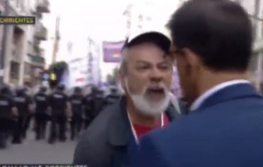 
    Varios manifestantes insultaron al periodista de TN - Captura de video
   