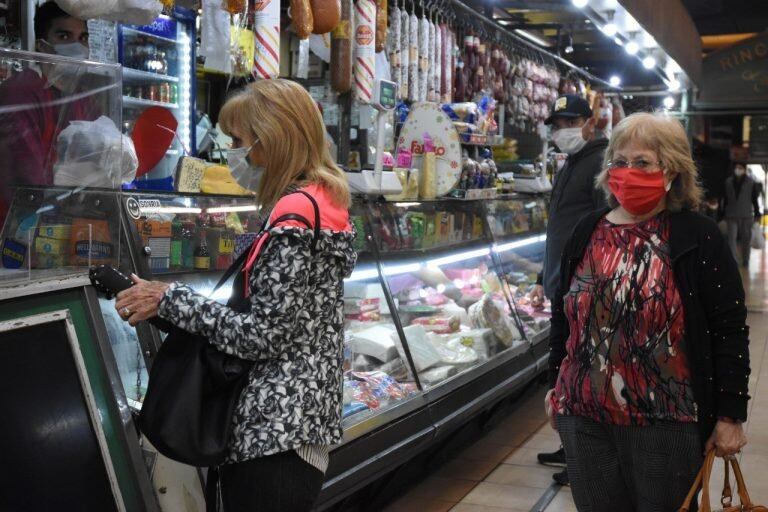 Según estimaciones oficiales, los precios son un 7% más bajos, en promedio, que los que se encuentran en los comercios de proximidad.