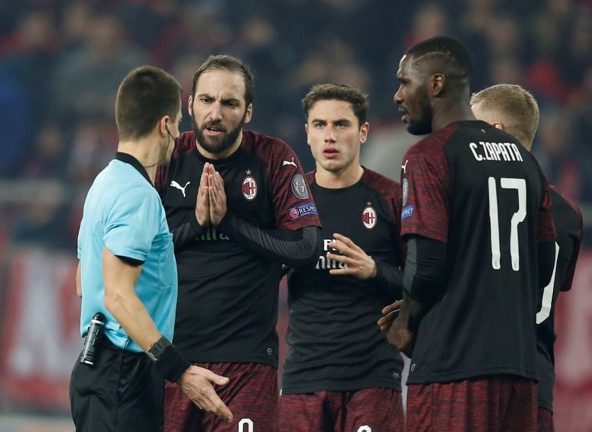 
    Gonzalo Higuain y sus compañeros protestan al árbitro Benoit Bastien después de que le otorgara un penal a Olympiakos.
   