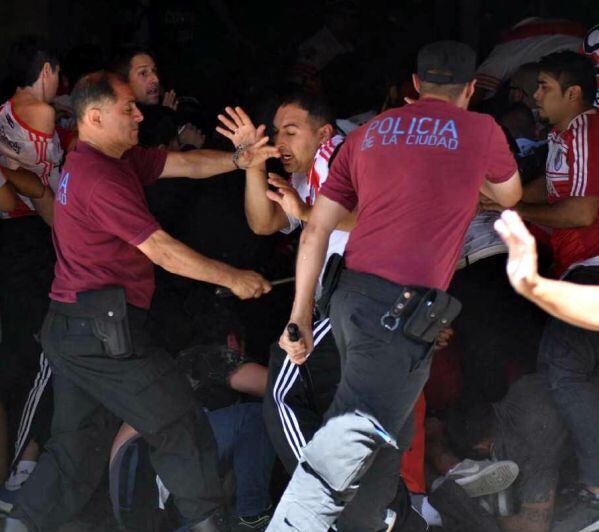 
Desborde. Los hinchas de River se quisieron colar y produjeron un caos mayor. | Federico López Claro / Los Andes
   