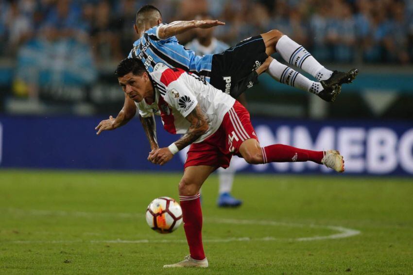 
Foto: AP | Enzo Pérez choca con Cicero en la disputa del balón.
   